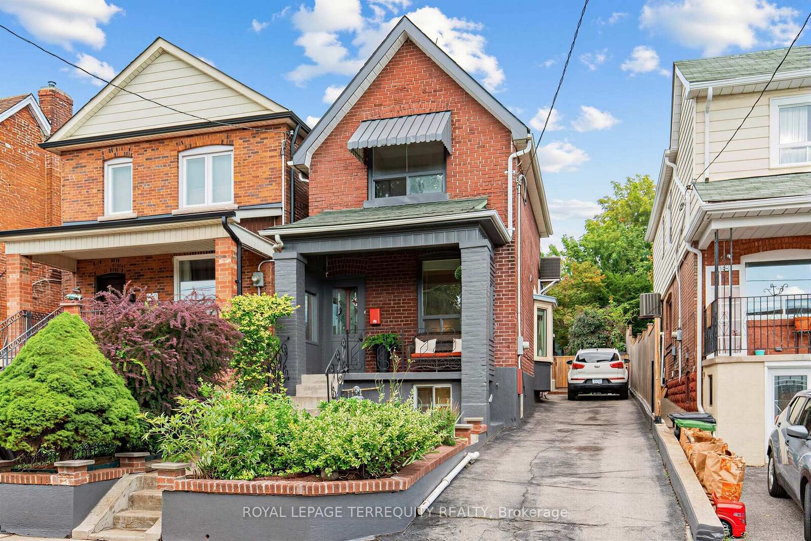 Property Photo:  211 Blackthorn Avenue  ON M6N 3H7 