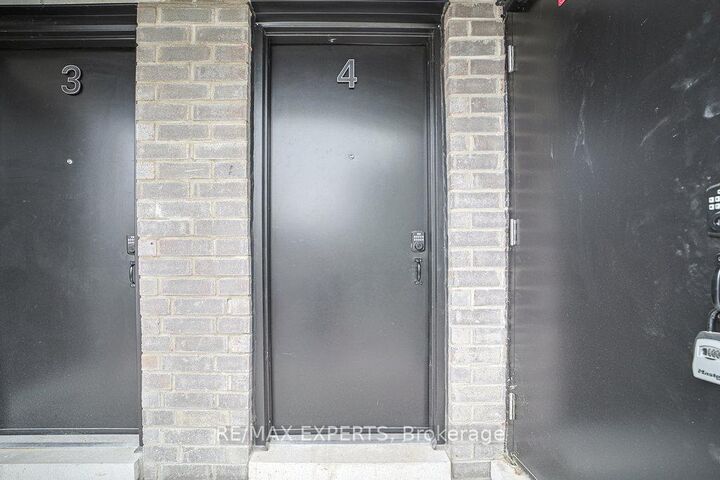 Property Photo: 426 Veterans Drive 4 ON L4N 9G9