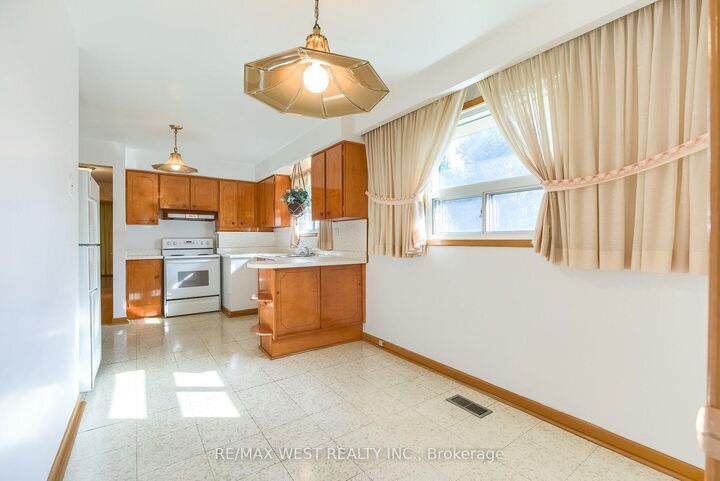 Property Photo:  8 Carswell Place  ON M9R 3K7 