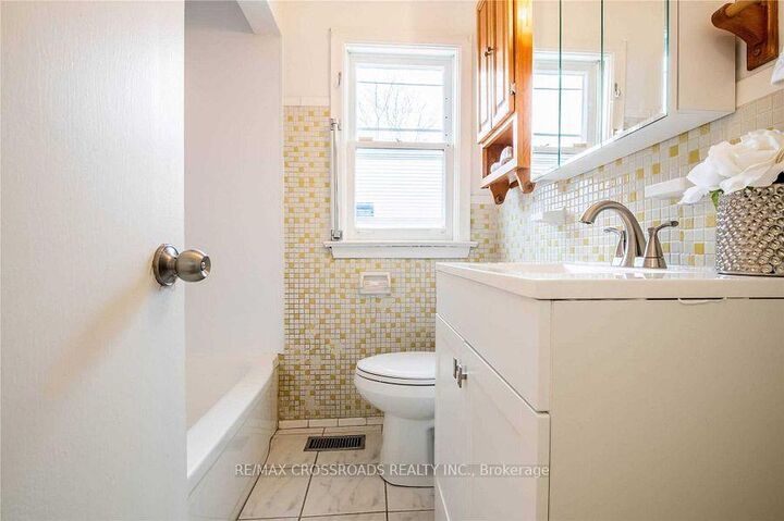 Property Photo:  6 Larkhall Avenue  ON M1J 1V1 