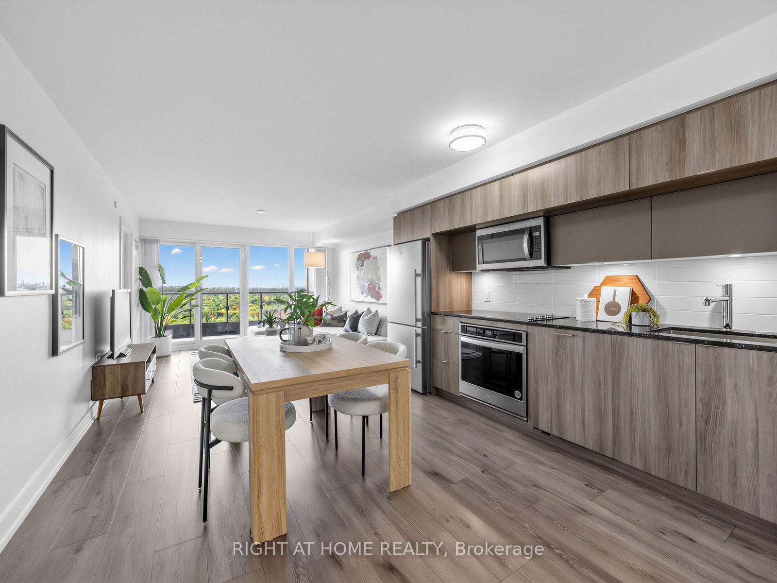 Property Photo:  585 Bloor Street E 2423  ON M4W 0B3 