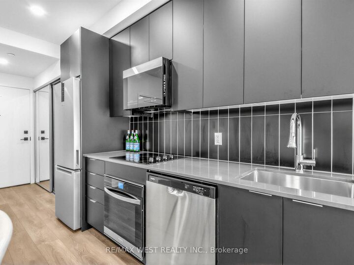 Property Photo:  10 Abeja Street 1516  ON L4K 0R4 