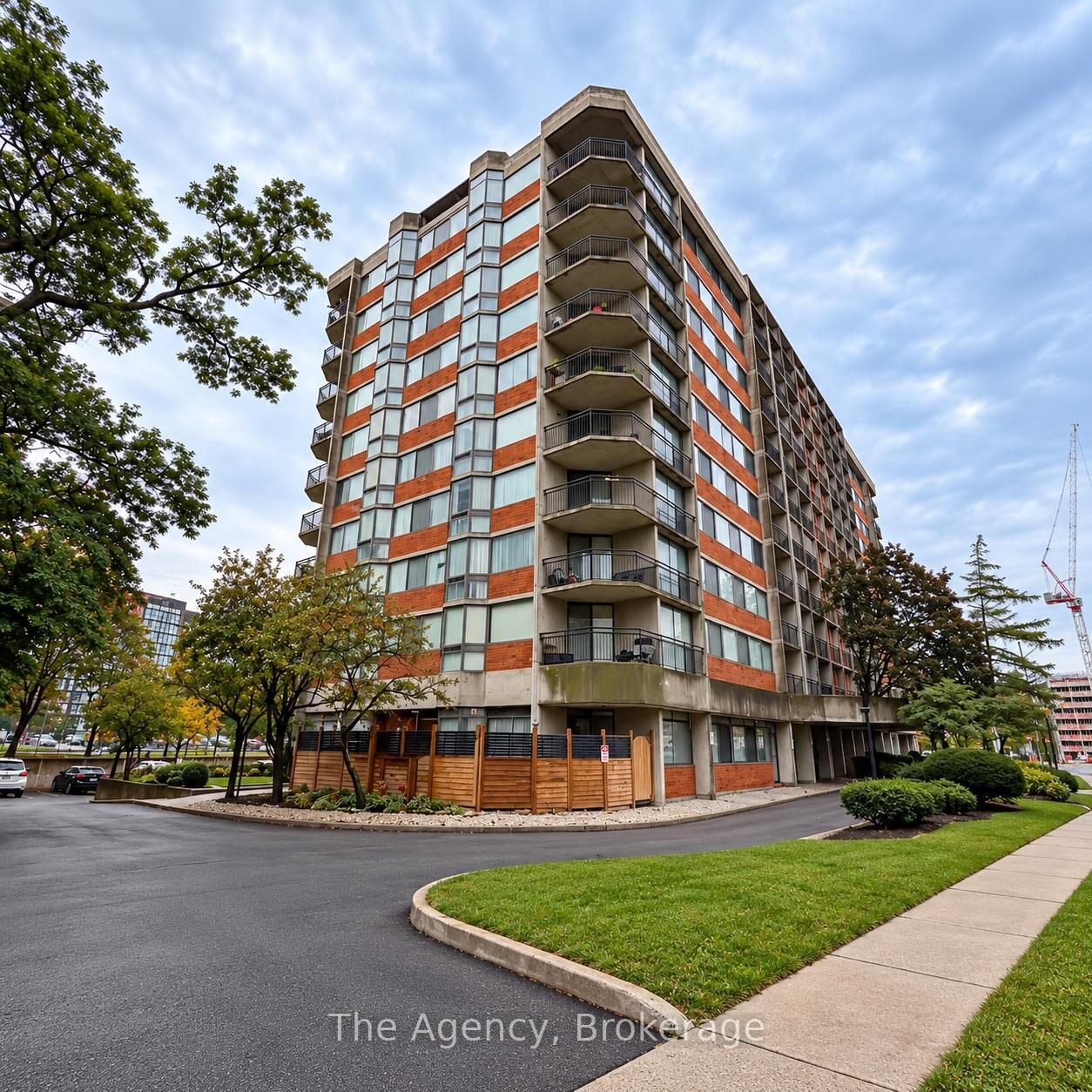 Property Photo:  2200 Sherobee Road 403  ON L5A 3Y3 