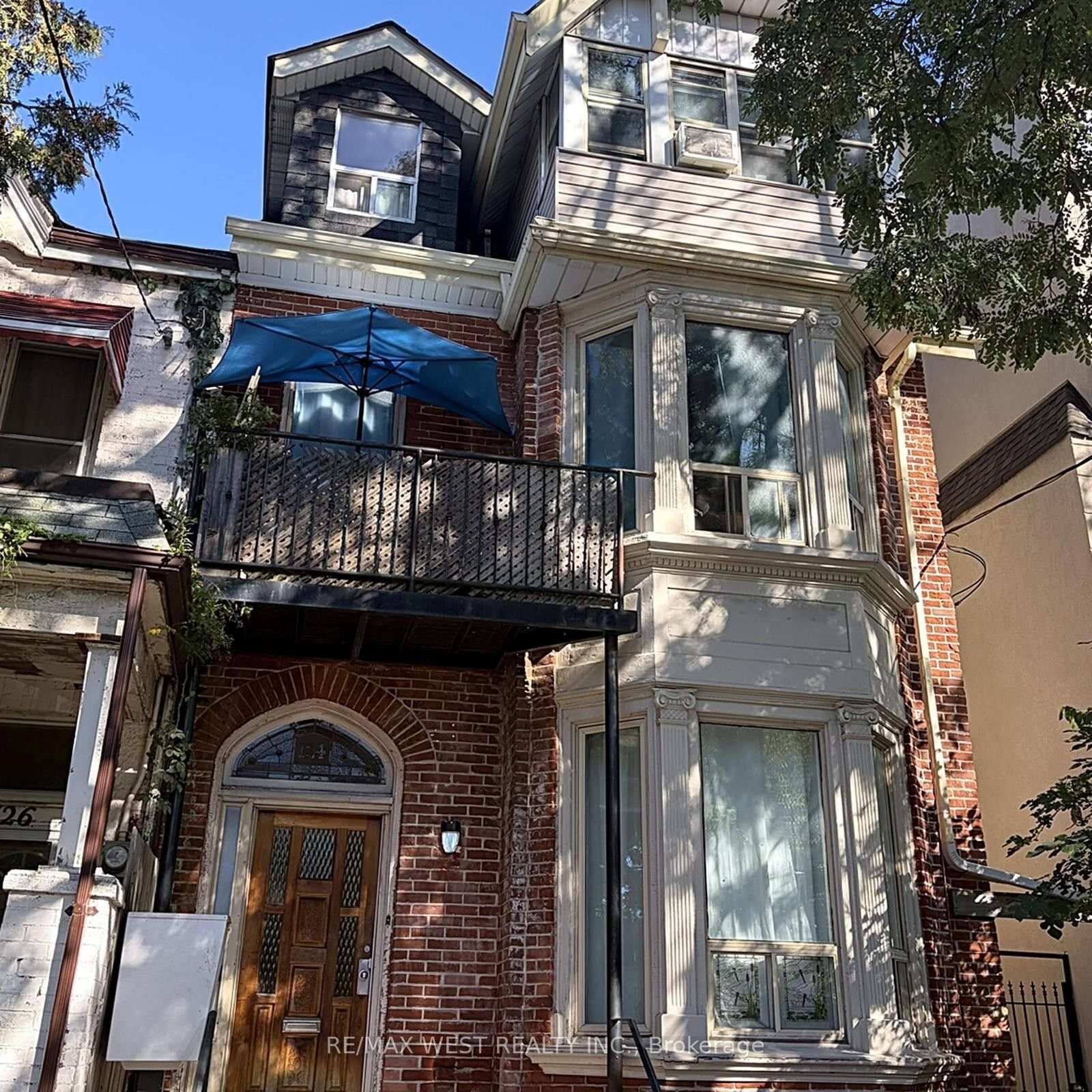 Property Photo:  124 Baldwin Street  ON M5T 1L6 