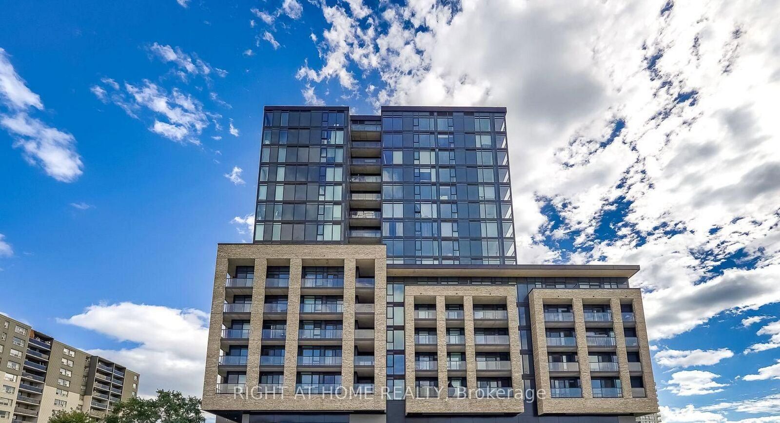 Property Photo:  86 Dundas Street E 1011  ON L5A 0B1 