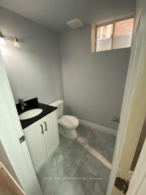 Property Photo:  8 Old Cleeve Crescent  ON L7A 0B5 