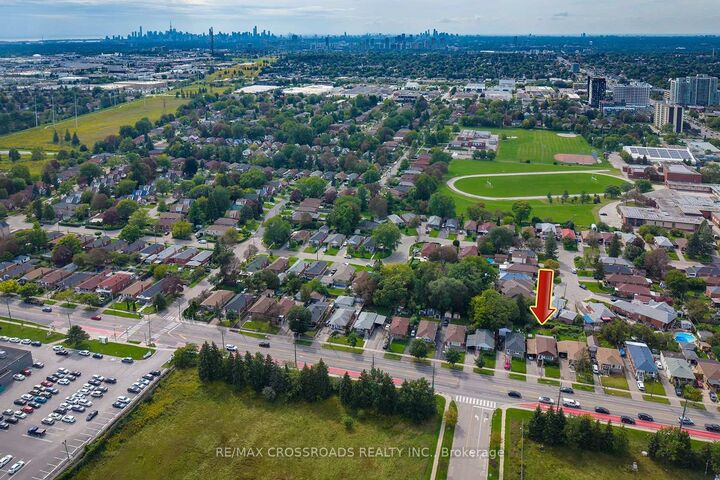 Property Photo:  1028 Kennedy Road  ON M1P 2K6 