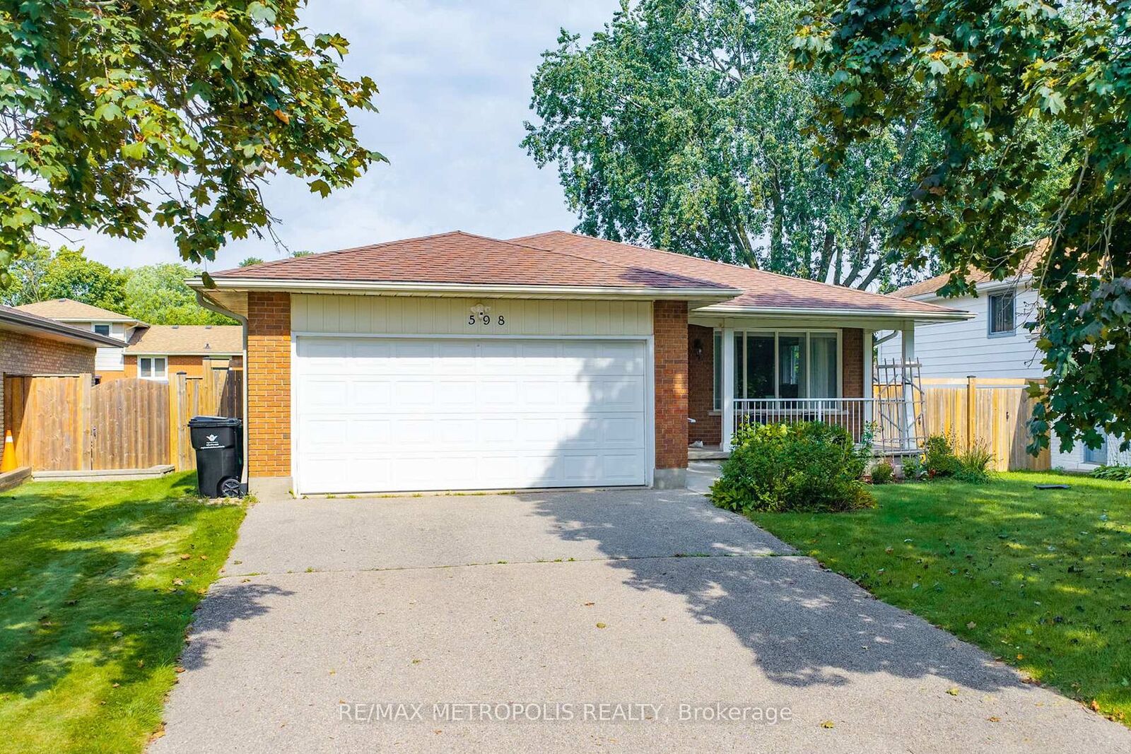 Property Photo:  598 Black Oak Crescent  ON N2V 1A5 