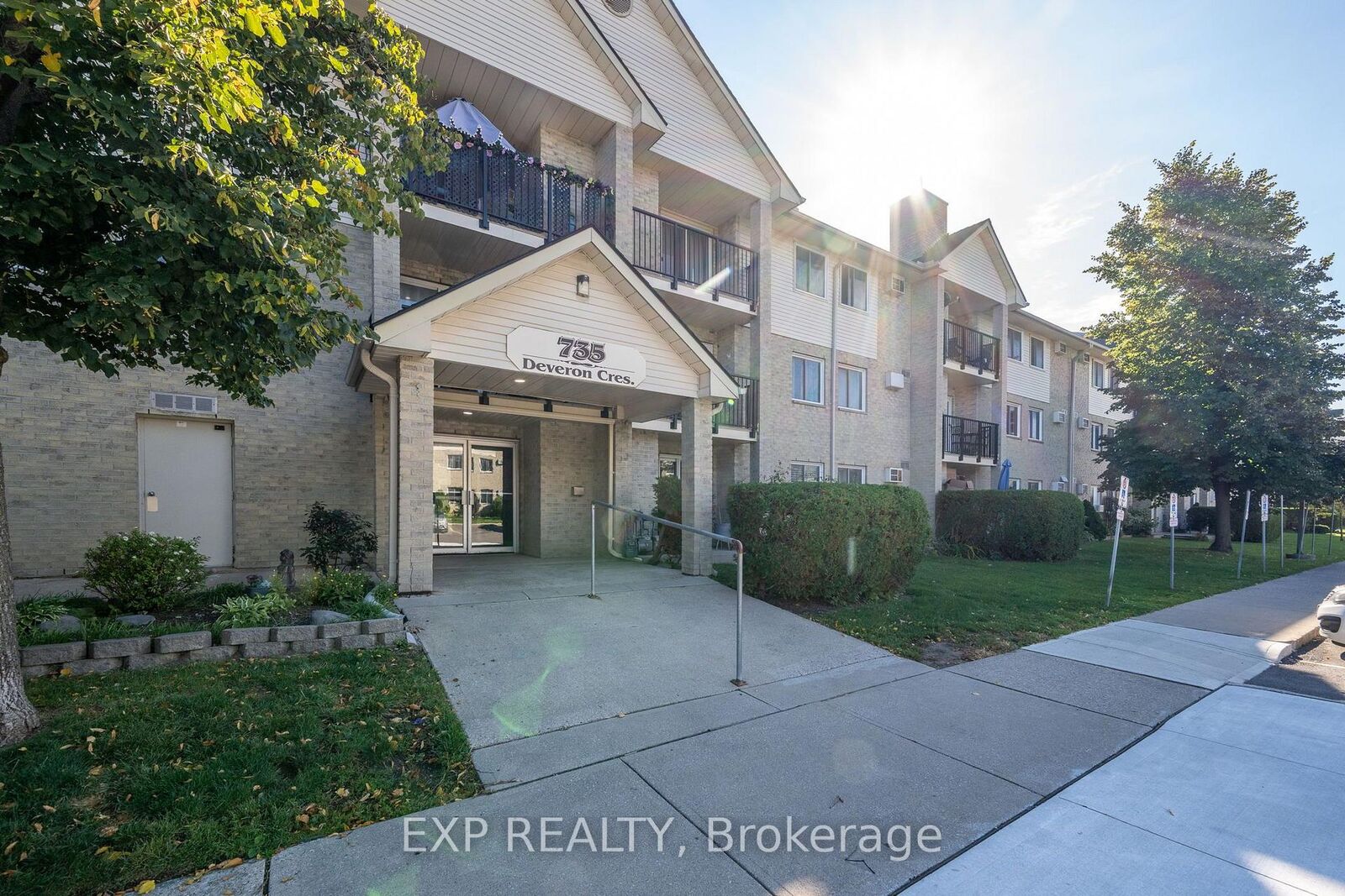 Property Photo:  735 Deveron Crescent 112  ON N5Z 4X8 