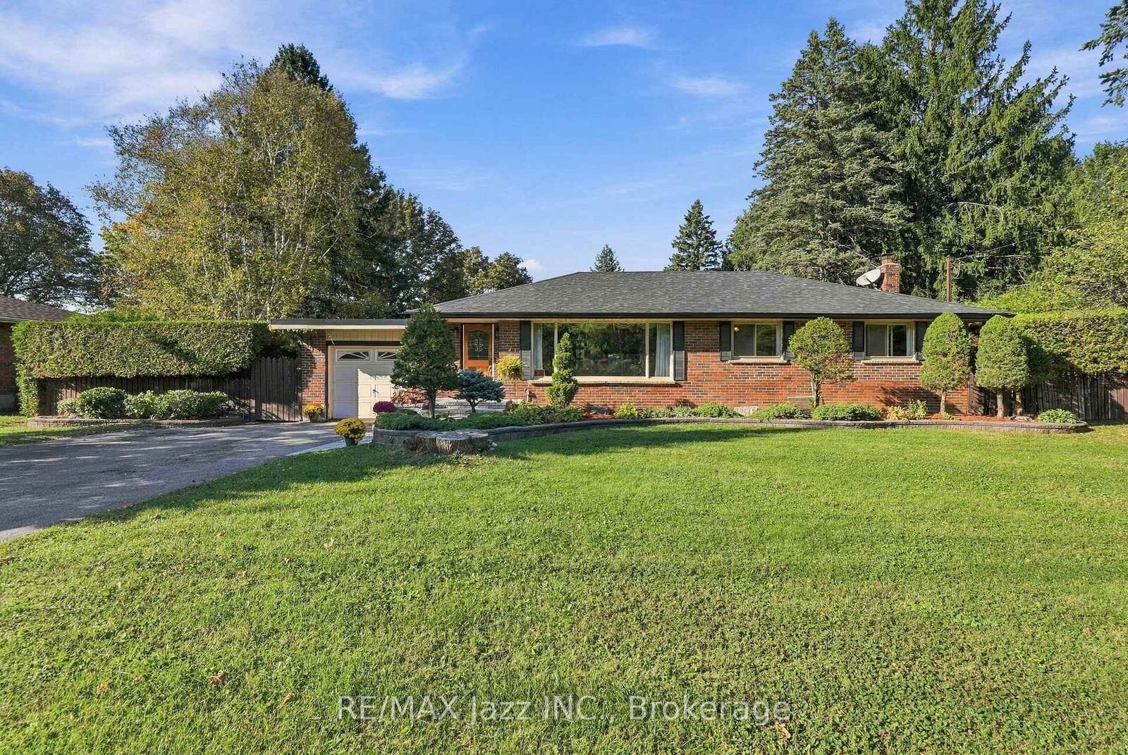 Property Photo:  346 Conlin Road E  ON L1H 7K5 
