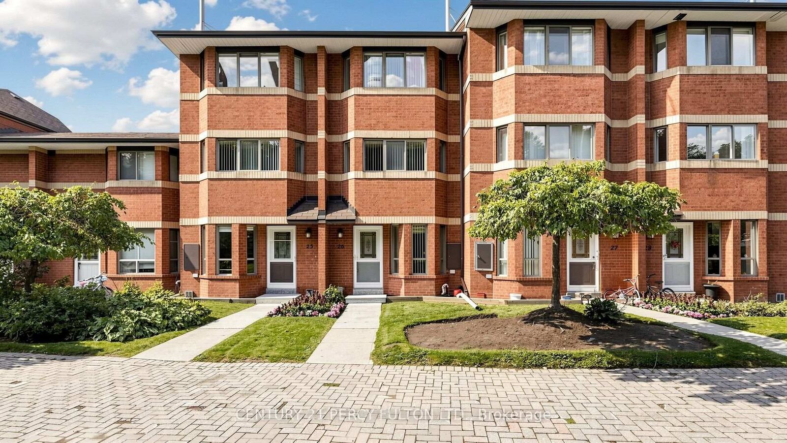 Property Photo:  2472 Eglinton Avenue E Th26  ON M1K 5J9 