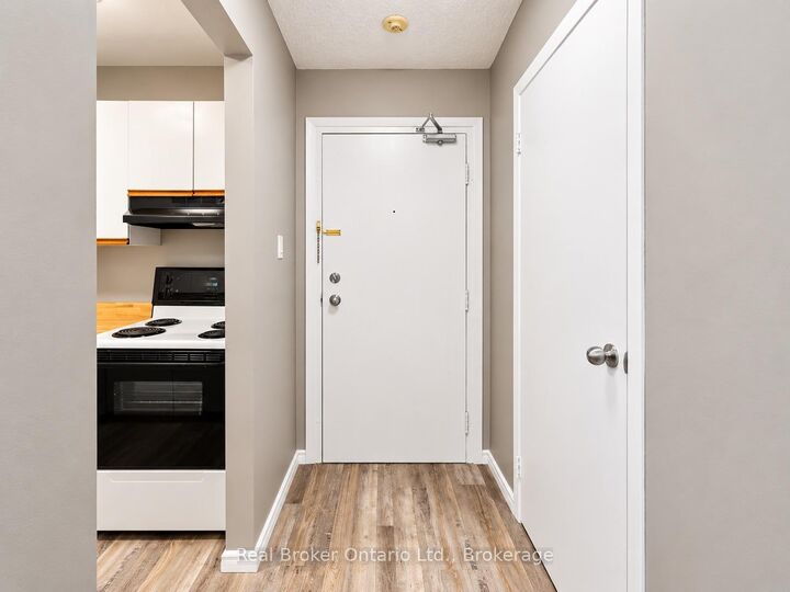 Property Photo: 725 Deveron Crescent 101 ON N5Z 4X3