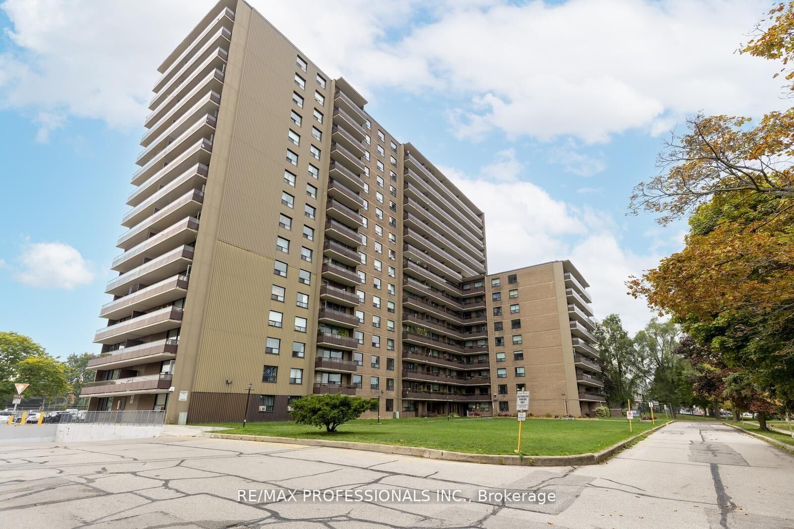 Property Photo: 180 Markham Road 1704 ON M1M 2Z9