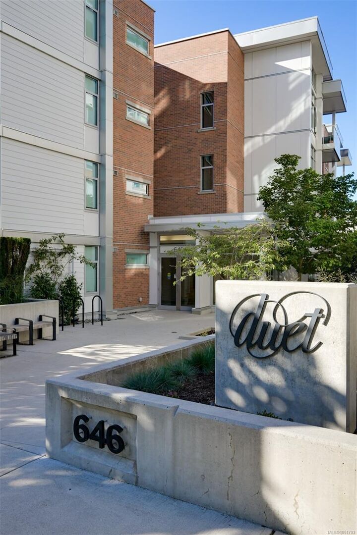 Property Photo: 640 Michigan St #106 BC V8V 0B7