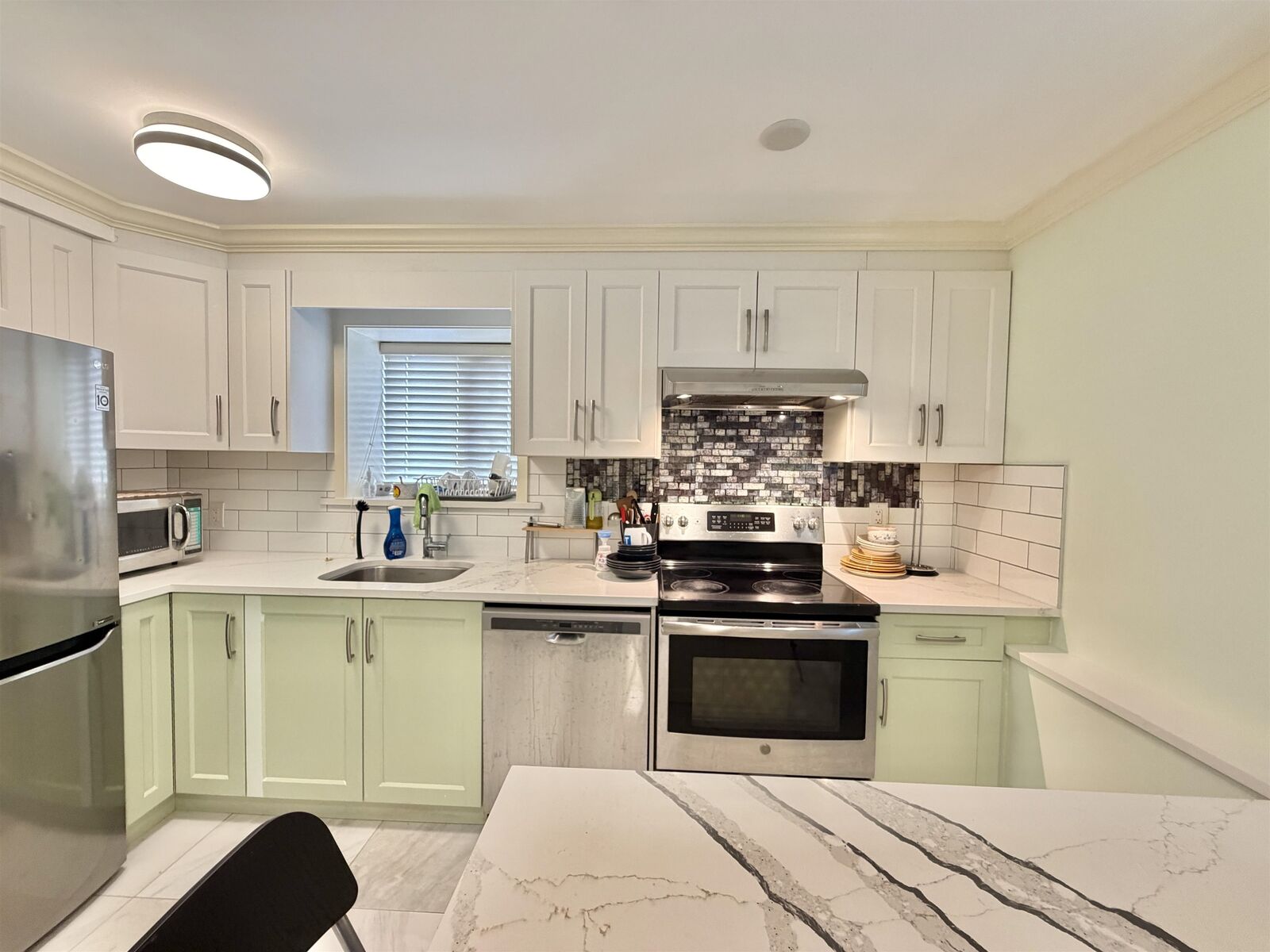 Property Photo:  582 E 57th Avenue  BC V5X 1S9 