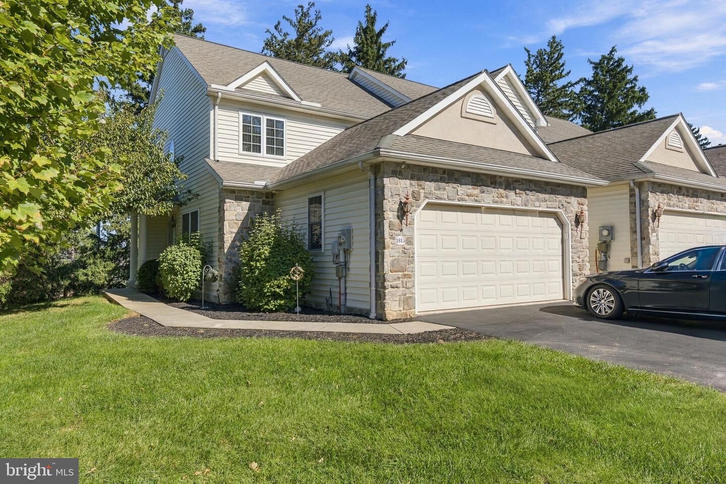 Property Photo:  1813 Windsong Lane  PA 17602 