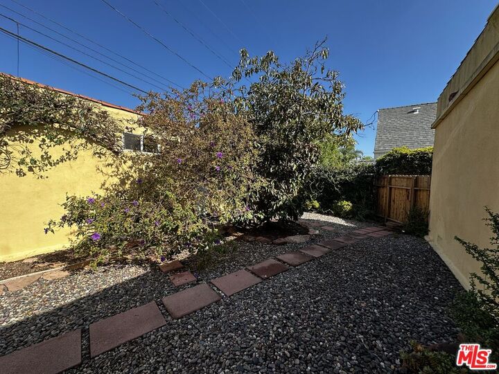 Property Photo:  859 1/2 Commonwealth Ave  CA 90291 