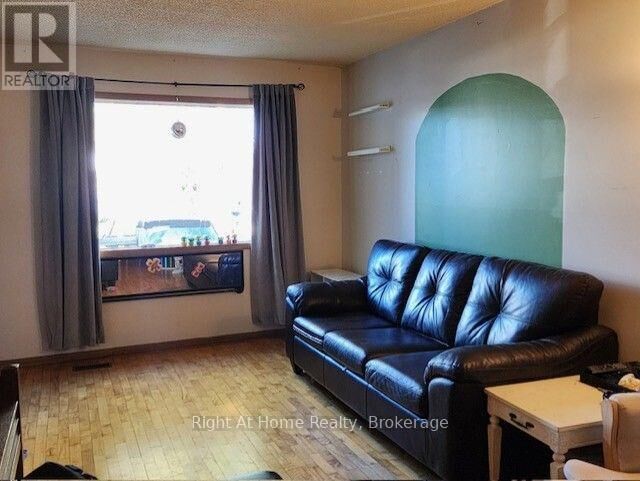 Property Photo:  608 Marks Street South  ON P7E 1M8 