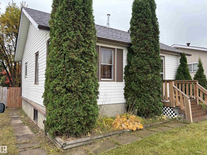 Property Photo:  7623 130 Avenue NW  AB T5C 1Y3 