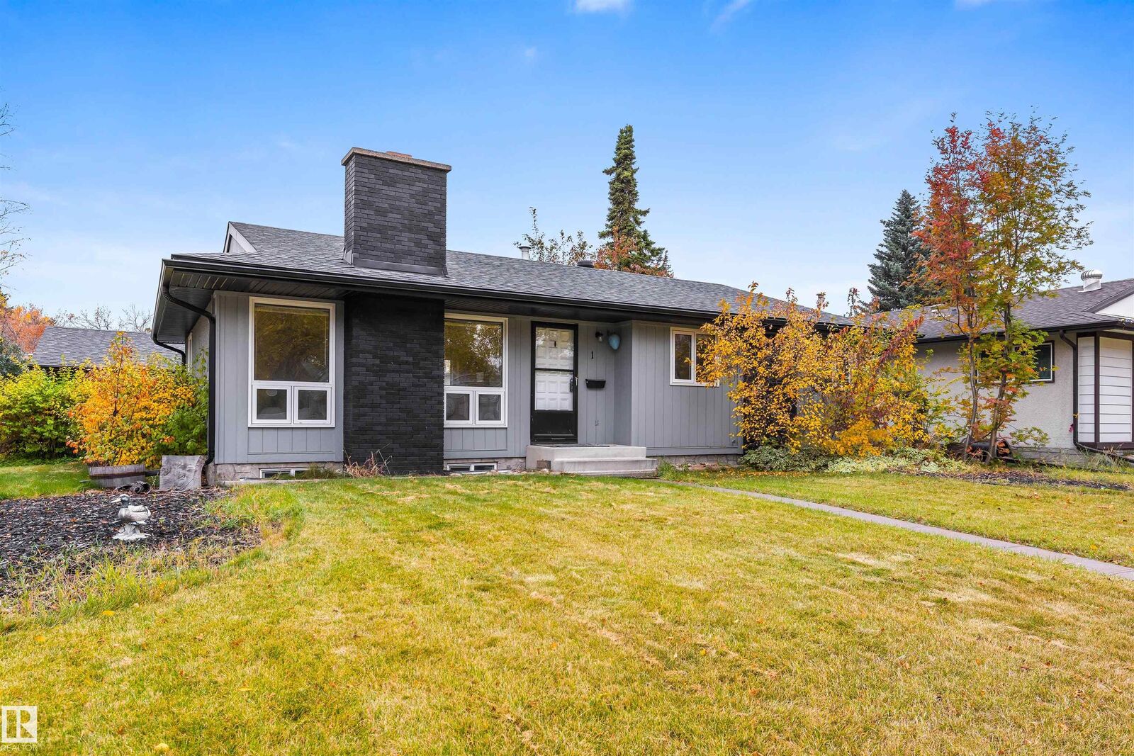 Property Photo:  1 Lloyd Place  AB T8N 2H4 
