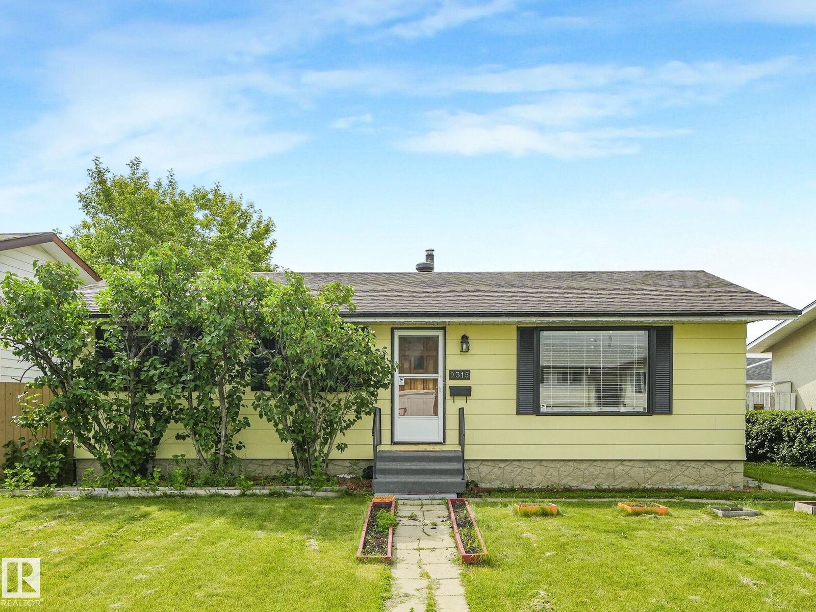 Property Photo:  9315 151 Avenue NW  AB T5E 2R1 