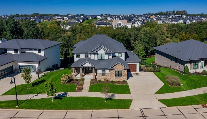 Property Photo: 17511 Berkshire Parkway IA 50325