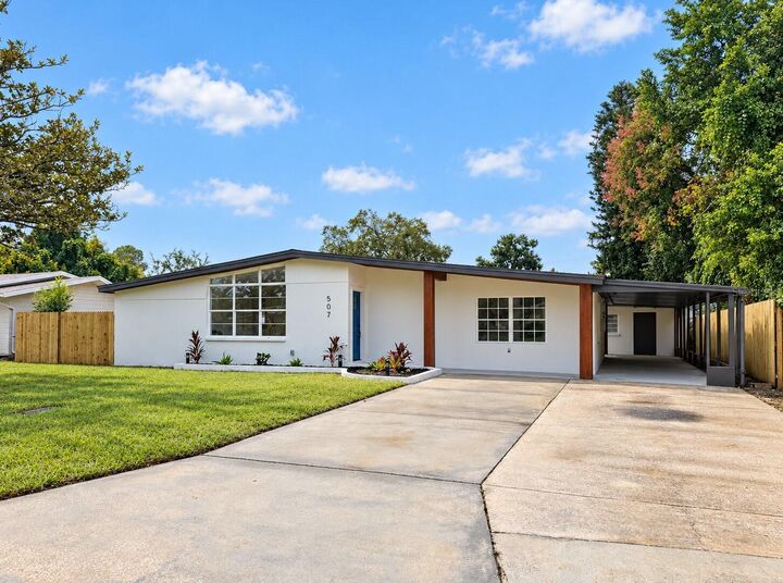 Property Photo:  507 Sutton Place  FL 33510 