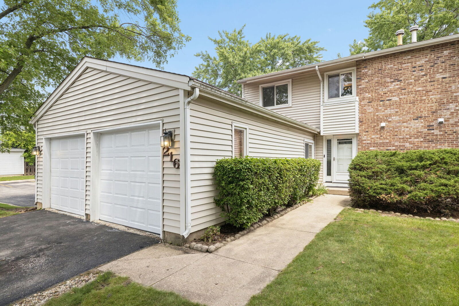 Property Photo: 216 Douglass Way IL 60440