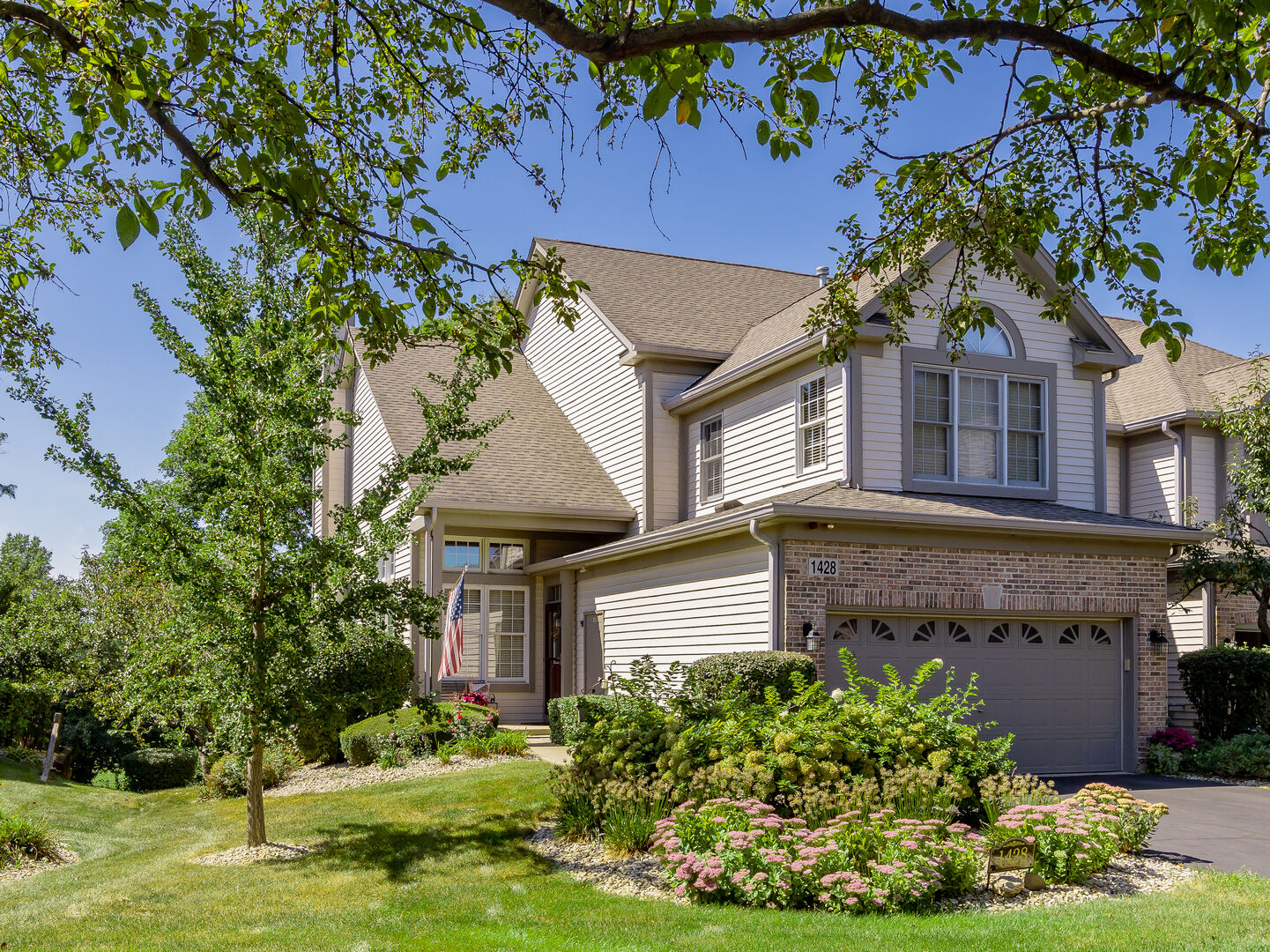 Property Photo: 1428 Whitespire Court IL 60565
