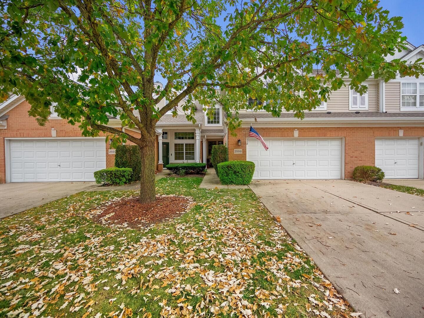 Property Photo: 2596 Camberley Circle IL 60154
