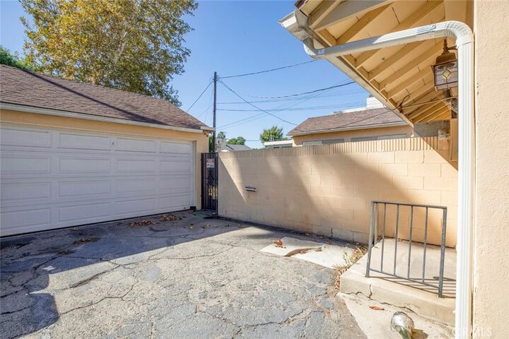 Property Photo: 12922 Addison CA 91423