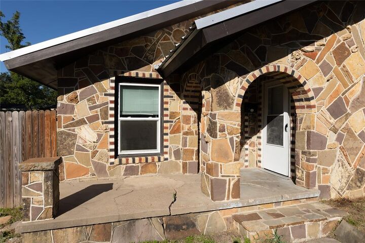 Property Photo:  709 N Rusk Street  TX 76086 