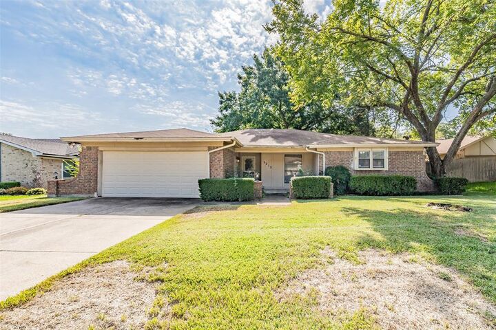 Property Photo:  3213 Whisperwood Court  TX 76021 