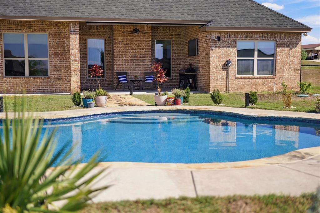 Property Photo: 139 Stanford Lane TX 76082