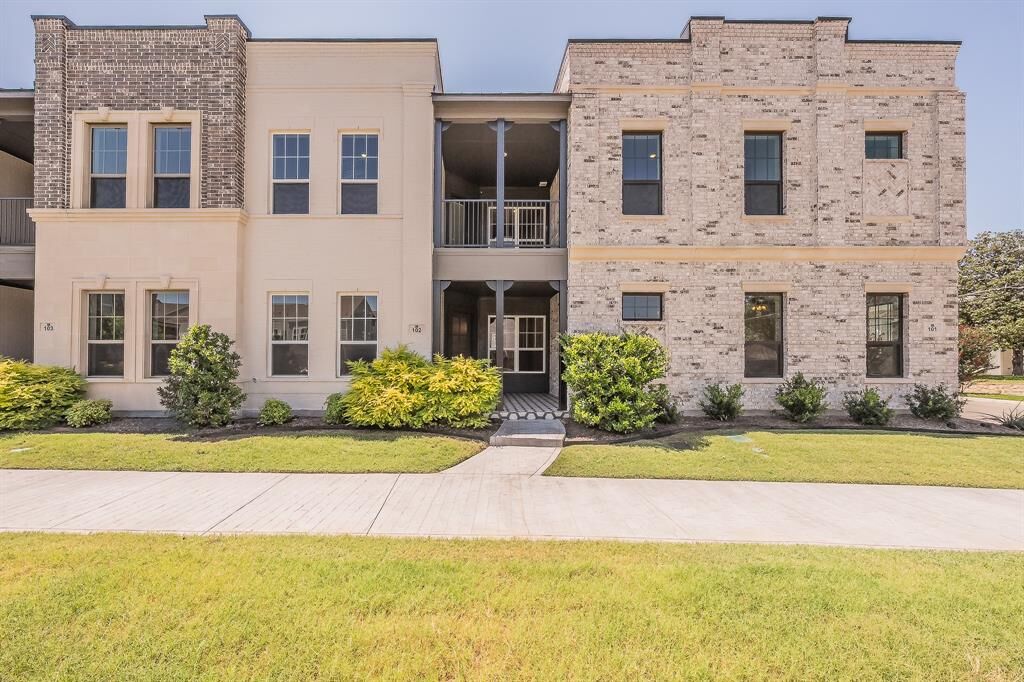 Property Photo: 305 Sunset Lane 102 TX 76114