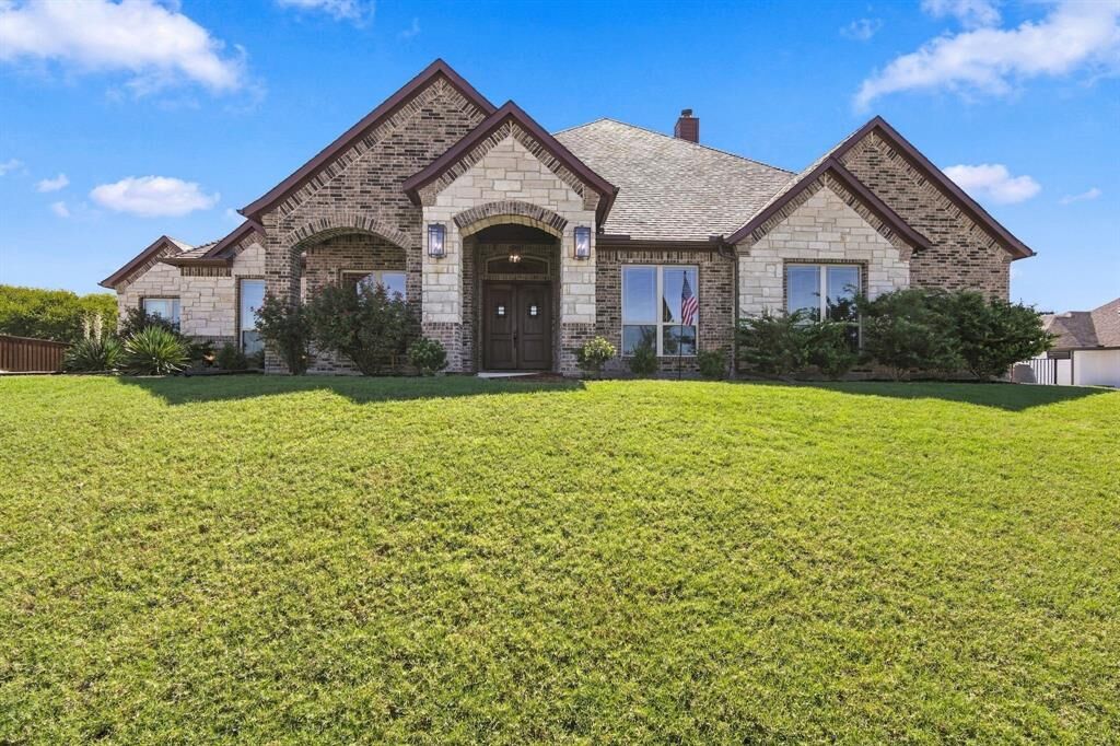 Property Photo:  420 Dove Meadow Trail  TX 75167 
