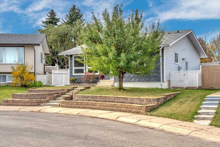 Property Photo:  232 Madeira Place NE  AB T2A 5T1 