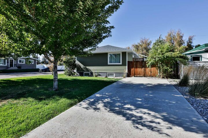 Property Photo:  1019 31A Street S  AB T1K 2Z7 