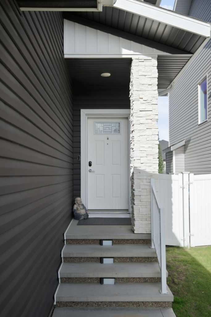 Property Photo:  61 Lindman Avenue  AB T4R 0S7 