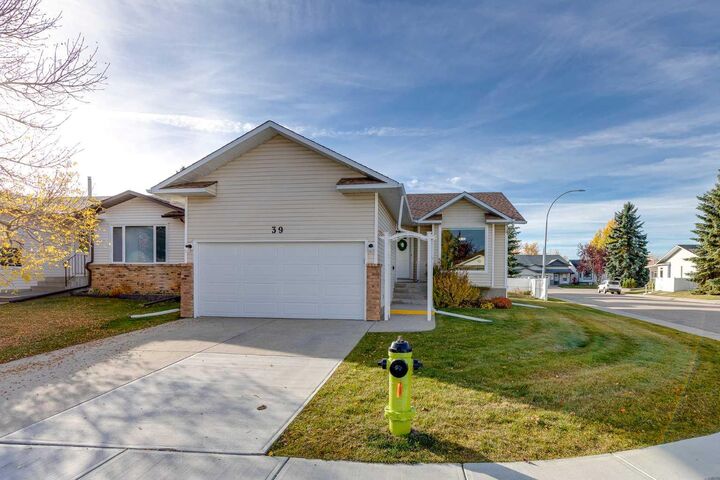 Property Photo:  39 Woodside Close NW  AB T4B 2C8 