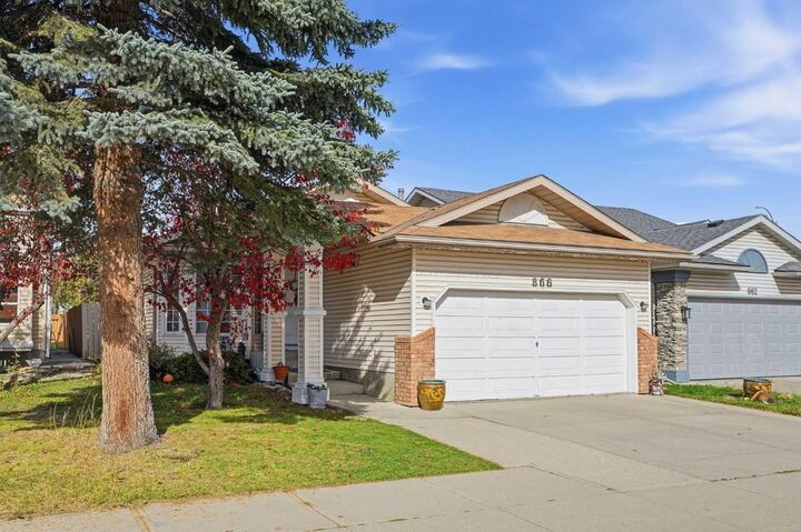 Property Photo:  866 Applewood Drive SE  AB T2A 7R6 