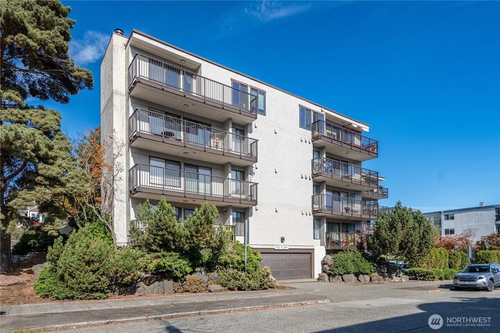 Property Photo: 550 Aloha Street 201 WA 98109
