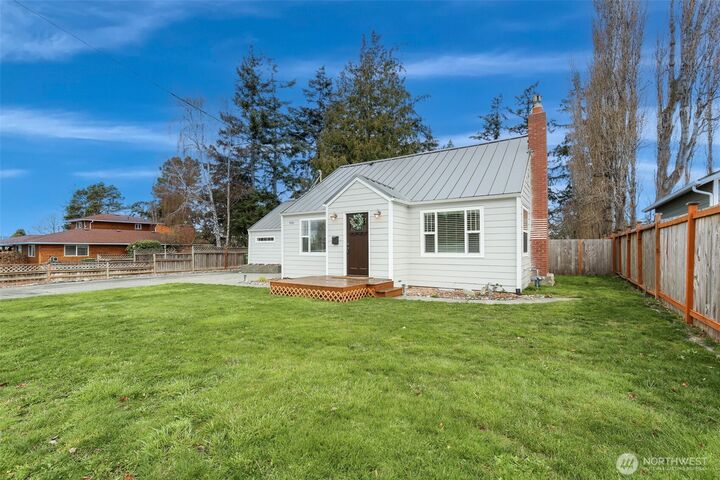 Property Photo:  950 SE 4th Avenue  WA 98277 