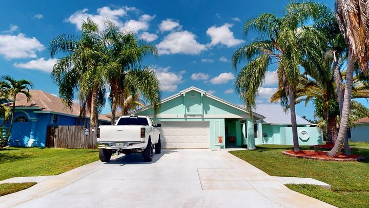 Property Photo: 2537 SE Victory Avenue FL 34952