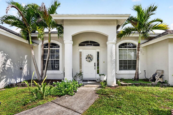 Property Photo: 422 SW Tulip Boulevard FL 34953