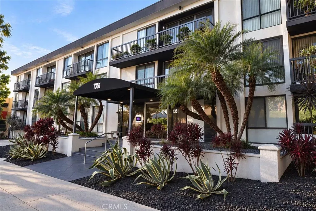 Property Photo:  1351 N Crescent Heights 308  CA 90046 