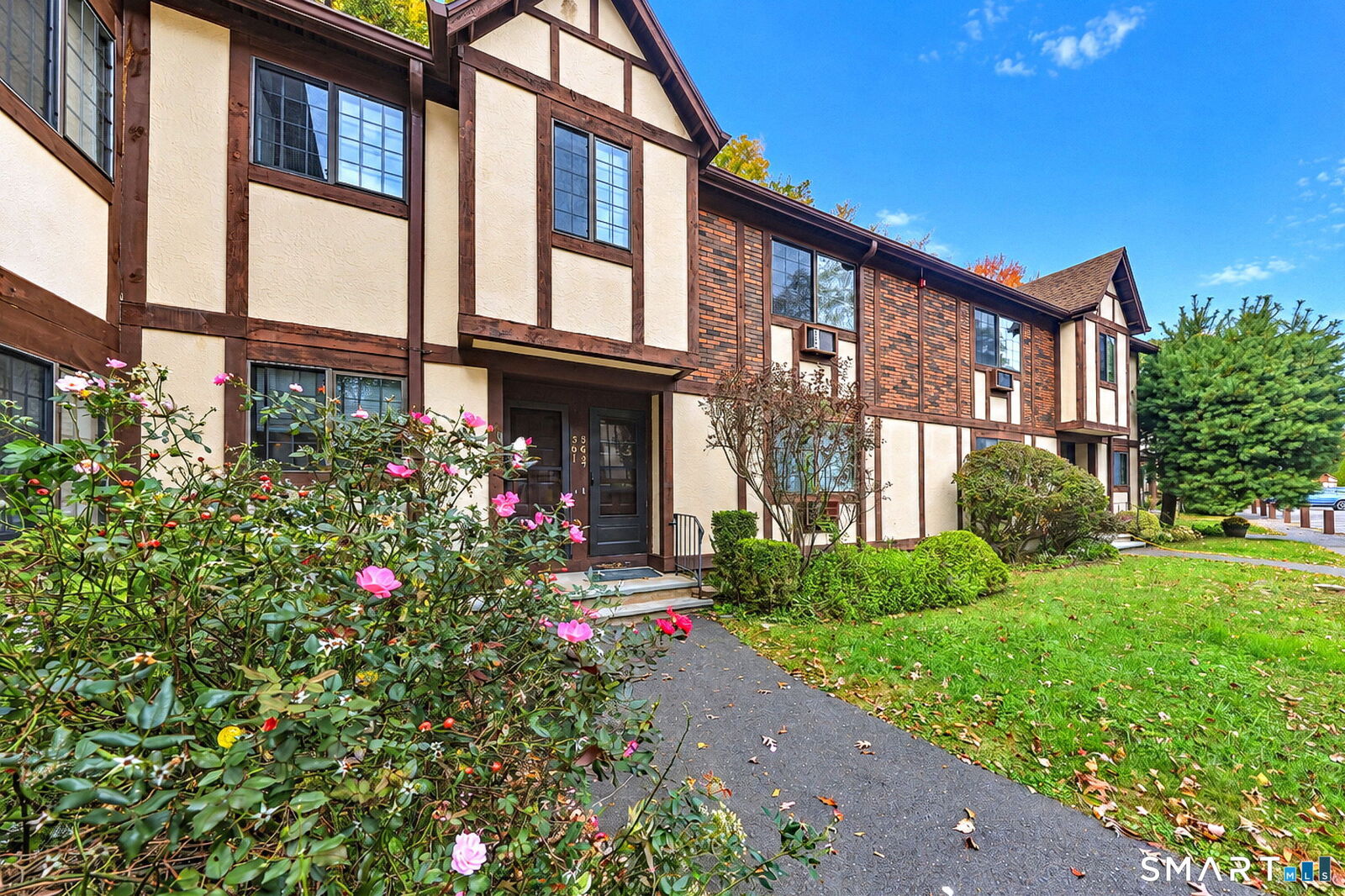 Property Photo:  562 Swanson Crescent 562  CT 06461 