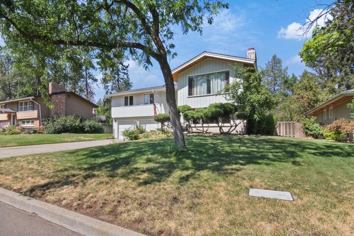 Property Photo:  25 E Salmon Ave  WA 99218 