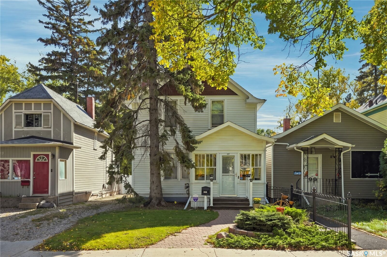 Property Photo:  517 Rusholme Road  SK S7L 0G5 