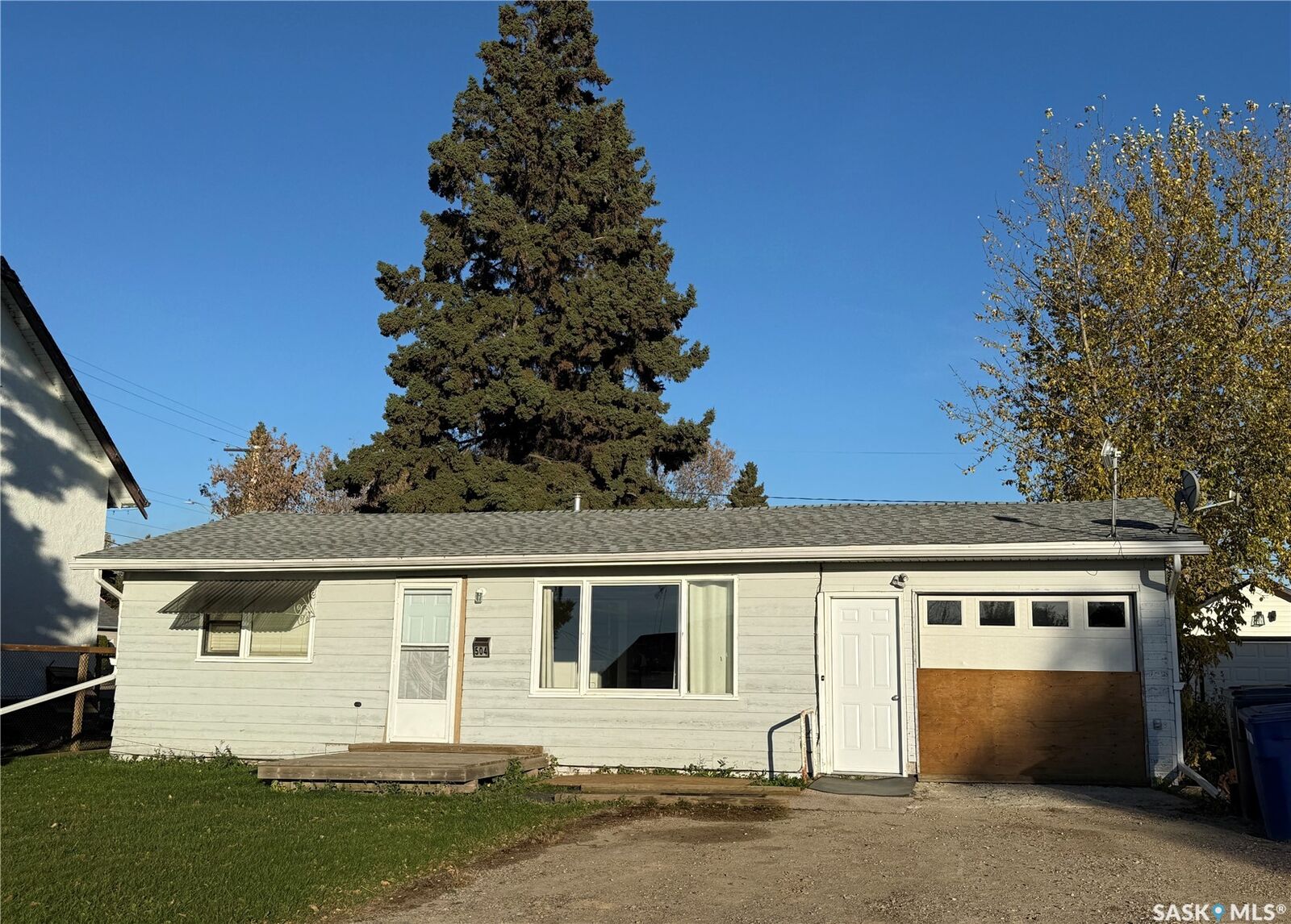 Property Photo:  504 3rd Street W  SK S9X 1C9 